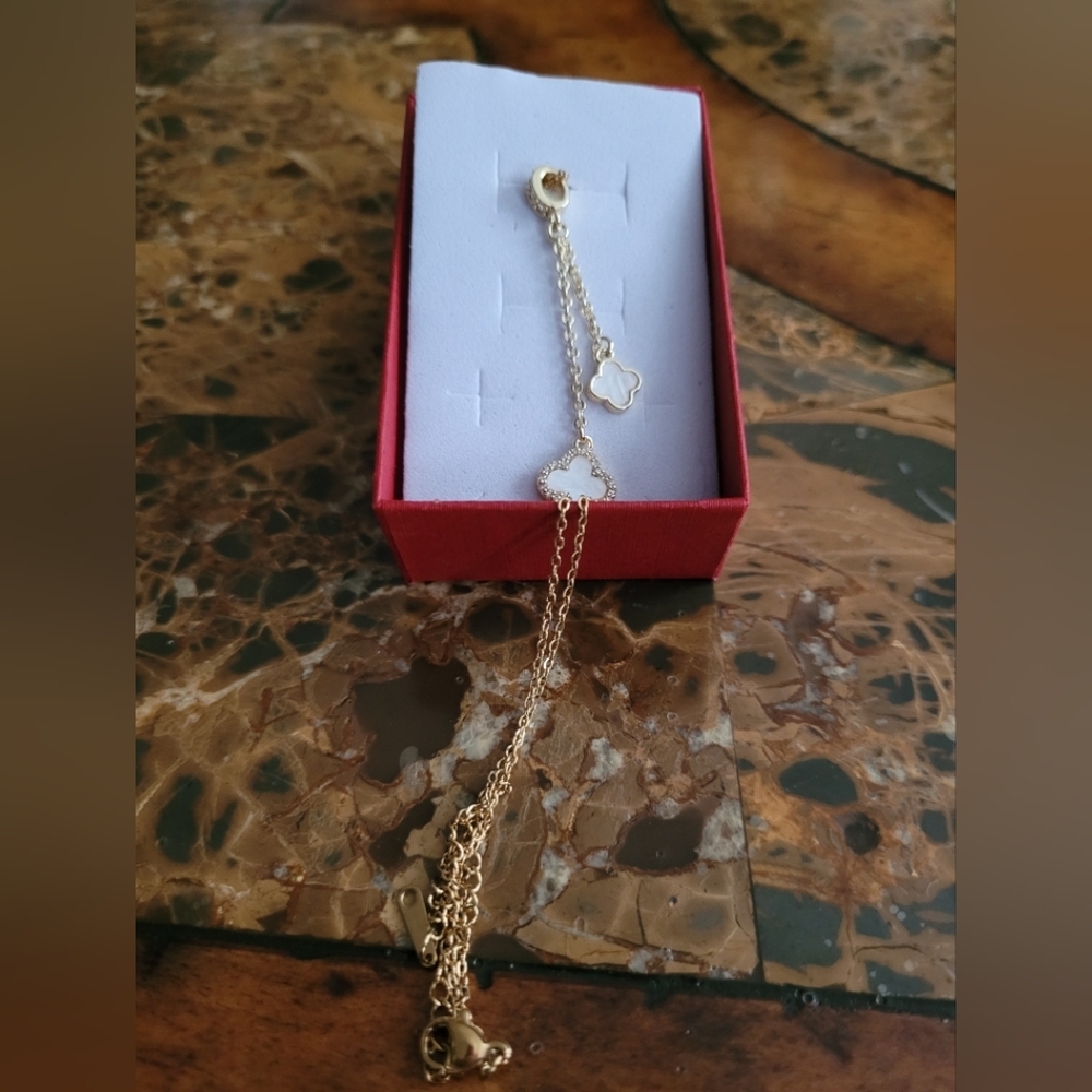 Elegant Gold Clover Necklace - Picture 5 of 5